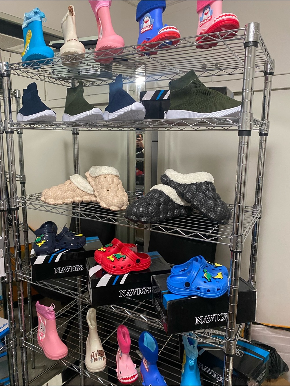 100 Pairs brand new Shoes & Boots – All Sizes – New – Bulk Lot